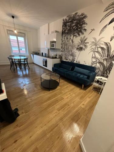 un salon avec un canapé et une table dans l'établissement Superbe T2, rénové, calme, à Villeurbanne