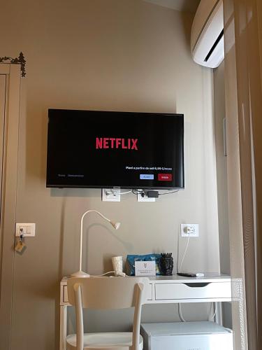 a flat screen tv on a wall in a room at Moronero in Ragusa