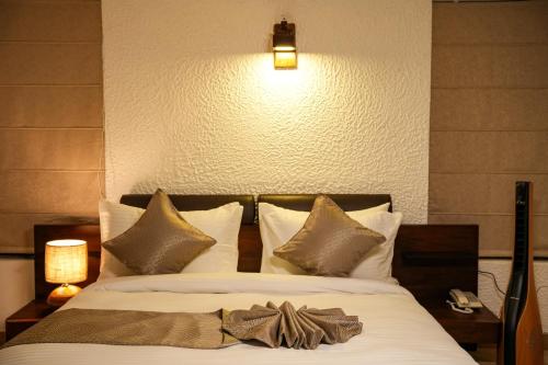 Postel nebo postele na pokoji v ubytování 3Acres Resorts Dehradun