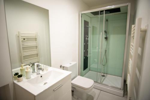 un bagno con doccia, lavandino e WC di A L'Ombre du Pin "2" - Family T3 near Disneyland and Paris, 1-6 Guests a Le Pin