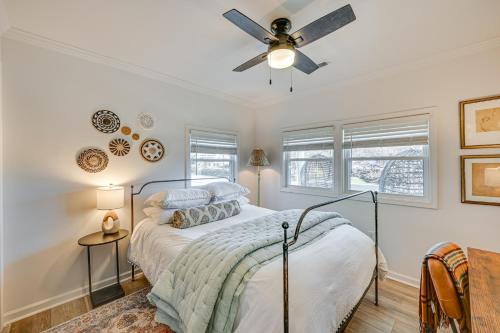 une chambre avec un lit et un ventilateur de plafond dans l'établissement Less Than 3 Mi to Dtwn Modern Cottage in Greenville!, à Greenville