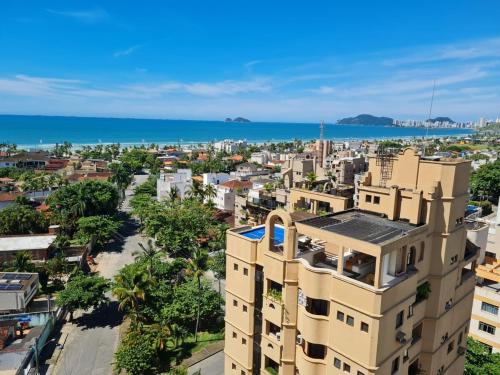 an aerial view of a city and the ocean at A melhor vista da Enseada Guarujá! in Guarujá