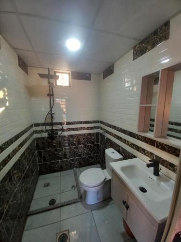 ein Badezimmer mit Toilette und Waschbecken in der Unterkunft falling Stars Camp in Wadi Rum