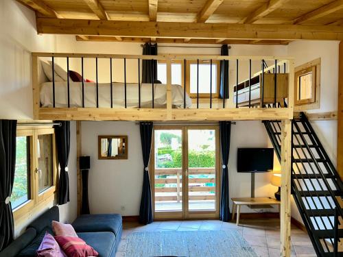 une chambre avec un lit superposé dans une pièce dans l'établissement Private Loft Apartment, Central Chamonix, à Chamonix-Mont-Blanc