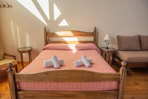 Un dormitorio con una cama con dos toallas encima. en Shalom Hospedaje, en Tandil