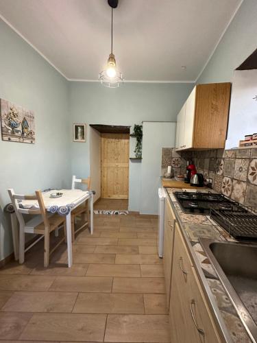 a kitchen with a table and a dining room at Casa Vacanze Il Vicolo - Oliveto Citra in Oliveto Citra