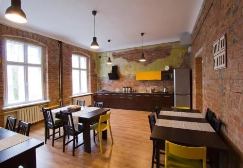 弗热希尼亚Hostel Centrum的厨房以及带砖墙的用餐室。