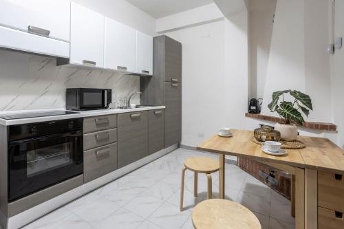 una cucina con tavolo in legno e forno a microonde di Royal Garden a Massa dʼAlbe