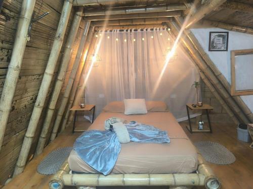 a bedroom with a bed in a attic at Marinilla - Cabañas Perlas Black - in Marinilla