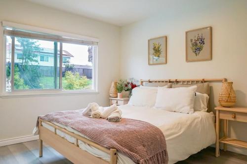 ポモナにあるLuxe Sundance Villa 3BR with Pool and Spa Near Disneyの窓のある大きなベッドのある寝室
