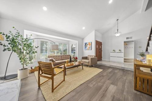 Luxe Sundance Villa 3BR with Pool and Spa Near Disneyにあるキッチンまたは簡易キッチン