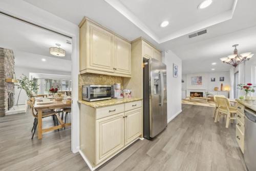 Luxe Sundance Villa 3BR with Pool and Spa Near Disneyにあるキッチンまたは簡易キッチン