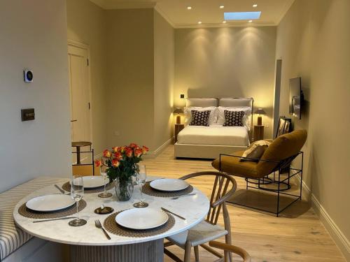 特威克纳姆Pass the Keys Chic central loft-style studio的带桌椅和床的客厅