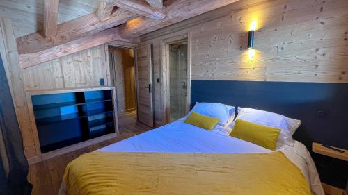 - une chambre avec un grand lit et une télévision dans l'établissement Chalet Loune, à Les Deux Alpes