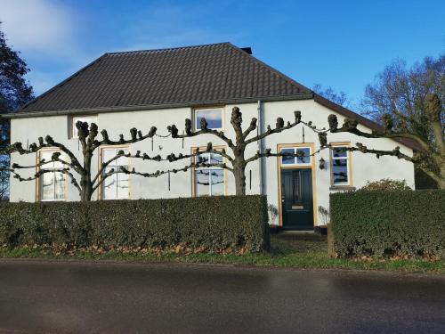 a white house with a bunch of birds on it at Sfeervol landelijk boerderijappartement Het Voorhuis in Horssen