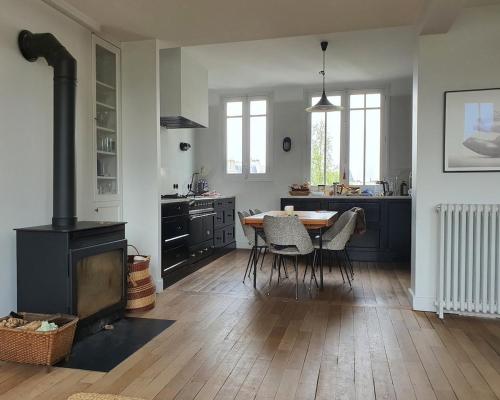 Il comprend une cuisine équipée d'une cuisinière, d'une table et de chaises. dans l'établissement Basilique du Sacré-Cœur de Montmartre à 5 min à pied, à Paris