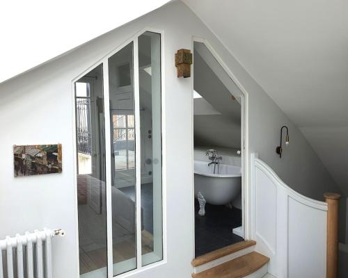 une salle de bain avec une baignoire et un lavabo dans une pièce dans l'établissement Basilique du Sacré-Cœur de Montmartre à 5 min à pied, à Paris