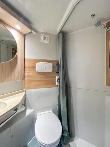 une petite salle de bain avec toilettes et lavabo dans l'établissement Hôtel Olivet, Orléans Sud - Nouvelle Ouverture, à Olivet