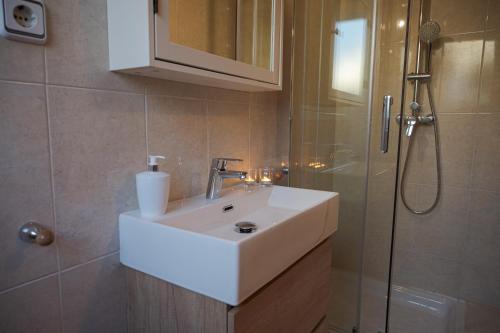 Ένα μπάνιο στο Villa 8, chalet pareado con jardín y piscina