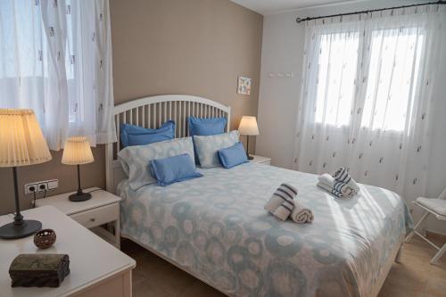 Ένα ή περισσότερα κρεβάτια σε δωμάτιο στο Villa 8, chalet pareado con jardín y piscina