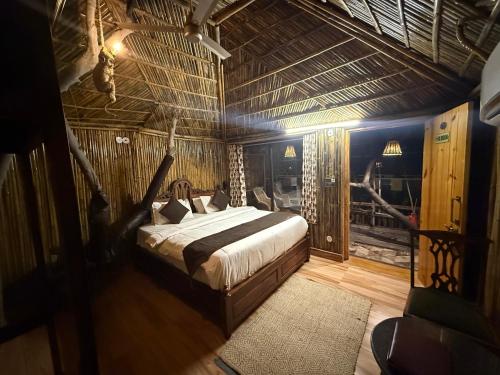 Postel nebo postele na pokoji v ubytování Hotel Green Heaven Resort