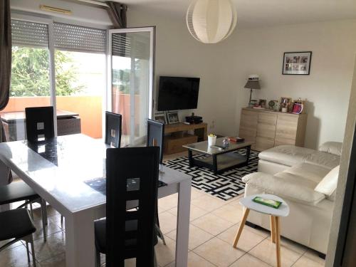 Charmant appartement T3 dans résidence avec Piscine Parking Wifi situé à 10mn de la plage