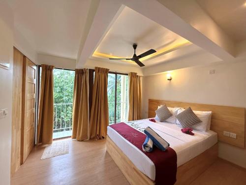 Кровать или кровати в номере Ocean Lilly Inn