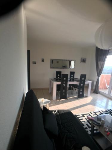 Photo de la galerie de l'établissement Charmant appartement T3 dans résidence avec Piscine Parking Wifi situé à 10mn de la plage, à Béziers