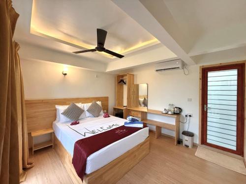 Кровать или кровати в номере Ocean Lilly Inn