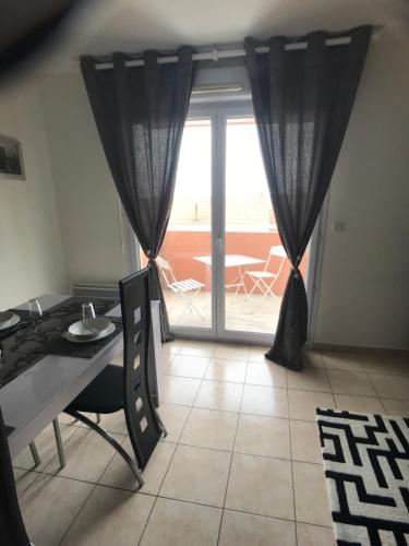 Photo de la galerie de l'établissement Charmant appartement T3 dans résidence avec Piscine Parking Wifi situé à 10mn de la plage, à Béziers