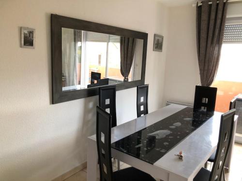 Photo de la galerie de l'établissement Charmant appartement T3 dans résidence avec Piscine Parking Wifi situé à 10mn de la plage, à Béziers