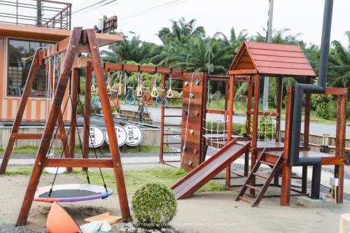 un parco giochi con uno scivolo e un'altalena di Marine Resort มารีน รีสอร์ต a Ban Hin Sam Kon