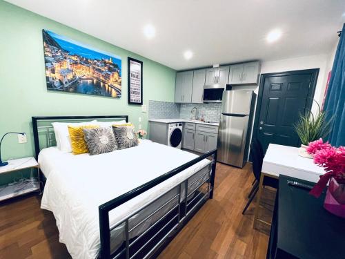 a bedroom with a large bed and a kitchen at New! Suite near Rittenhouse Square in Philadelphia