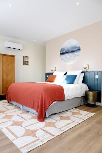 Ein Bett oder Betten in einem Zimmer der Unterkunft Chambres d'hôtes de charme LE LOGIS ROUGE la Rochelle, Vendée, Ile de Ré, Marais Poitevin, calme mer campagne piscine