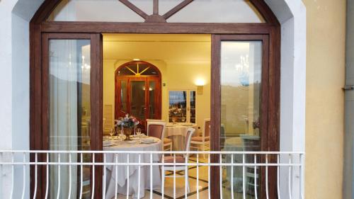 a dining room with a table and a balcony at Resort Santangelo & SPA in Pimonte