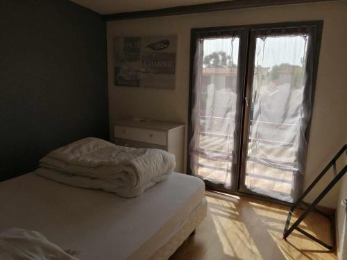 Ένα ή περισσότερα κρεβάτια σε δωμάτιο στο Maison bord de mer climatisée en Corse