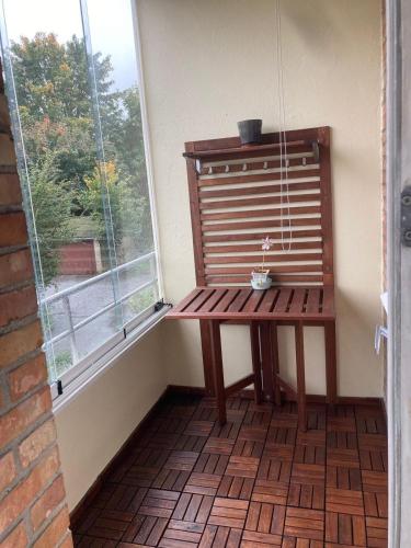 a wooden bench sitting in front of a window at Appartamento con 2 stanze da letto vicino la stazione Metro di Mozart Plads in Copenhagen