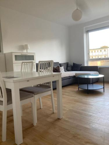 a white table and chairs in a living room at Appartamento con 2 stanze da letto vicino la stazione Metro di Mozart Plads in Copenhagen