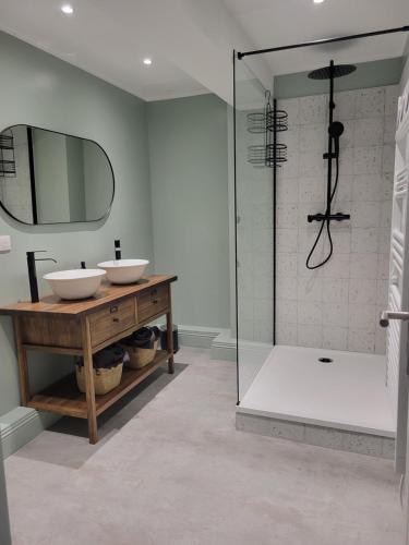 Bilik mandi di La suite du vieux Boulogne - Appartement au cœur de la vieille ville avec vue directe sur le beffroi