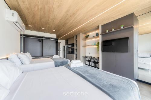 Giường trong phòng chung tại NWTs - Estúdios com Vista Lateral Mar em Maceió II