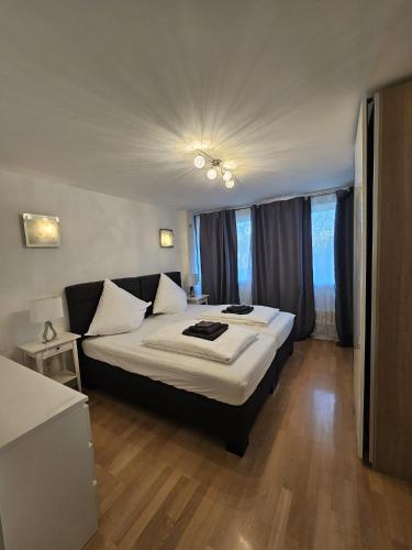 ein Schlafzimmer mit einem großen Bett in einem Zimmer in der Unterkunft OEZ 3 Zimmer Wohnung in München