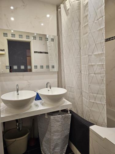 ein Badezimmer mit zwei Waschbecken und einem Spiegel in der Unterkunft OEZ 3 Zimmer Wohnung in München