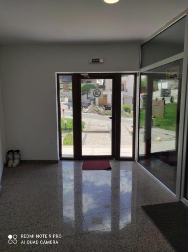 an empty room with doors open to a parking lot at Kopaonik Milmari apartman L33 in Kopaonik