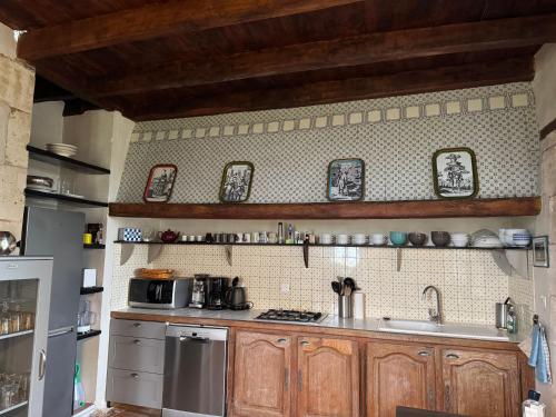 kuchnia ze zlewem i kuchenką górny piekarnik w obiekcie Gîte de L’Edelinie w mieście Nanteuil-de-Bourzac
