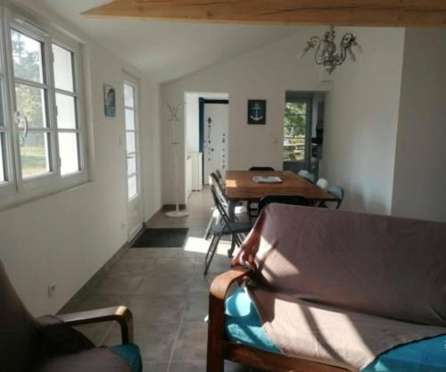 un salon avec un canapé et une table dans l'établissement L'hippocampe, à Saint-Georges-dʼOléron