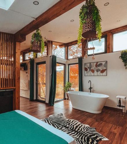 La grande salle de bains est pourvue d'une baignoire et d'un tapis zébré. dans l'établissement Utopia by NorAtlas Heritage - Adults Only, à Buzău