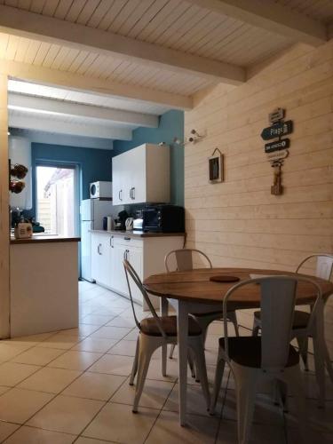 une cuisine et une salle à manger avec une table et des chaises dans l'établissement Maison bord de mer climatisée en Corse, à Poggio-Mezzana