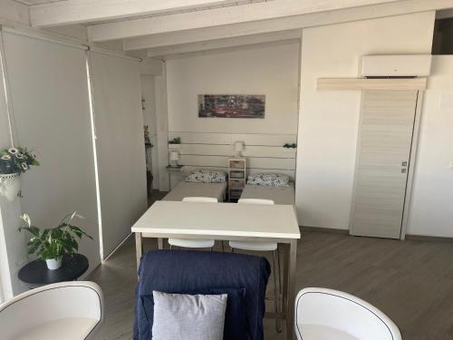 a small room with a table and chairs at A Casa di Maria in Palagiano