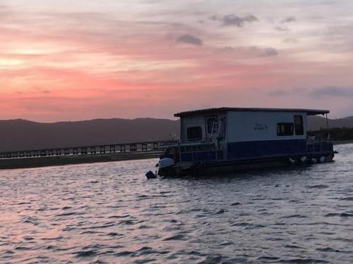 克尼斯纳The Little Mermaid Knysna houseboat的水域驳船上的房屋