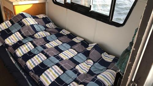 克尼斯纳The Little Mermaid Knysna houseboat的一张位于客房角落的床铺